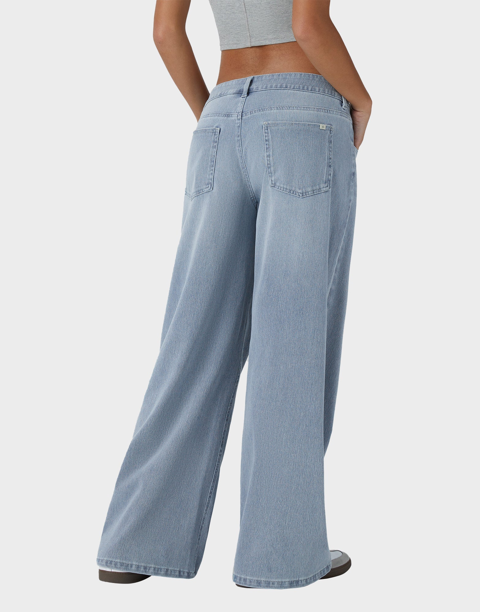 Asymmetrische Loose-Fit Wide-Leg Jeans mit niedriger Taille