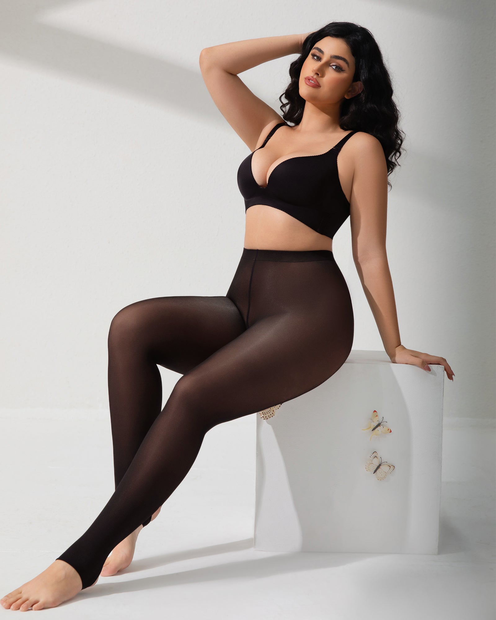 Formende, halbtransparente schwarze Strumpfhose